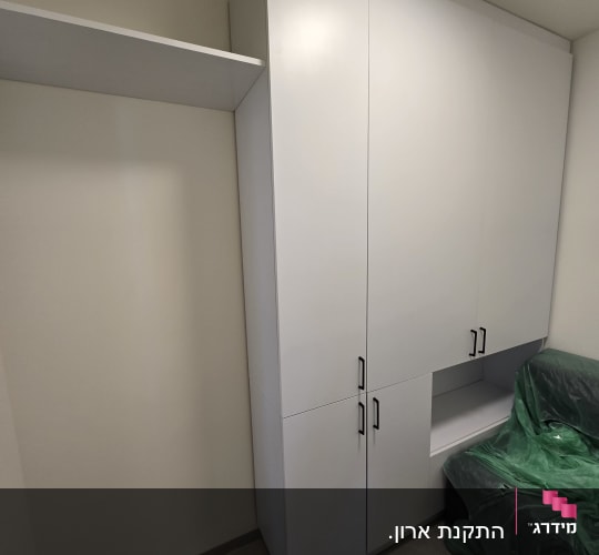 ארון מותאם אישית בגימור לבן עם דלתות ציר וידיות שחורות
